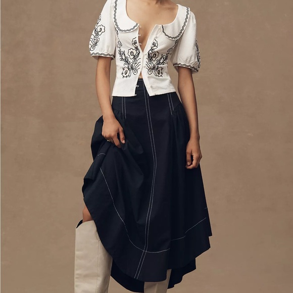 Embroidered button front collared blouse - Picture 3 of 5